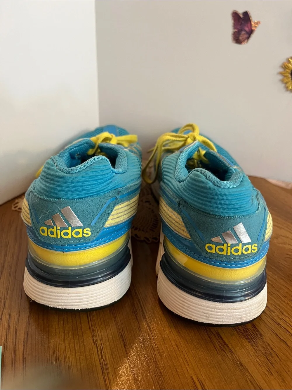 Women’s Adida’s Athletic Sneakers w/ yellow laces 10